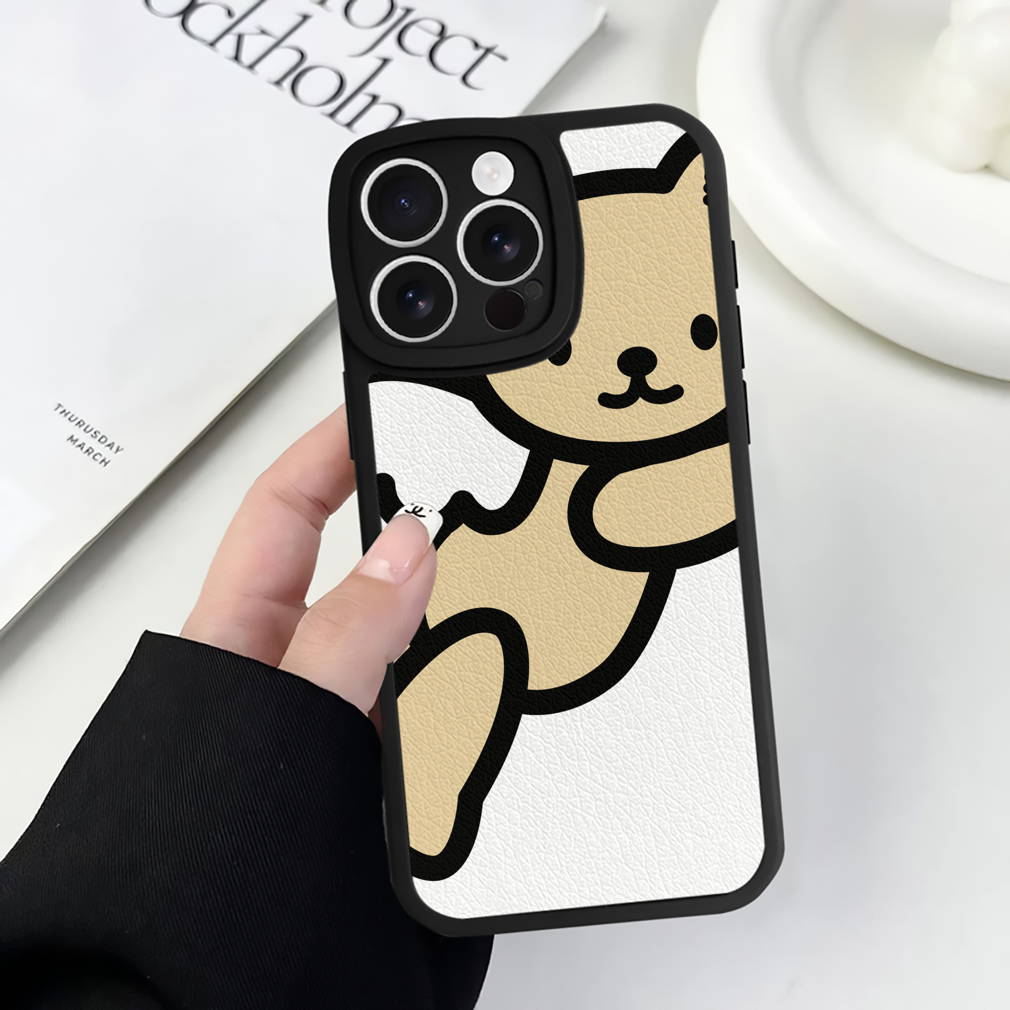 （画像用） Hello Kitty ハローキティ 【iPhone 16シリーズ対応】シリコンスマホケース（レザー調） 材質：シリコン